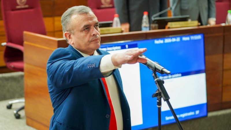 Liseras debe renunciar por incompatibilidad constitucional, afirma exsenador