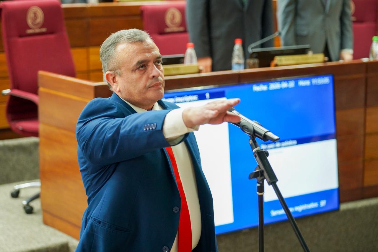 Liseras debe renunciar por incompatibilidad constitucional, afirma exsenador