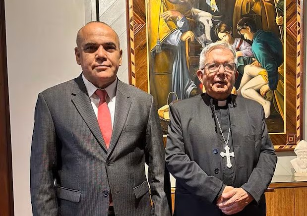 Cardenal Martínez alerta a “Bachi” Núñez sobre crisis en salud pública