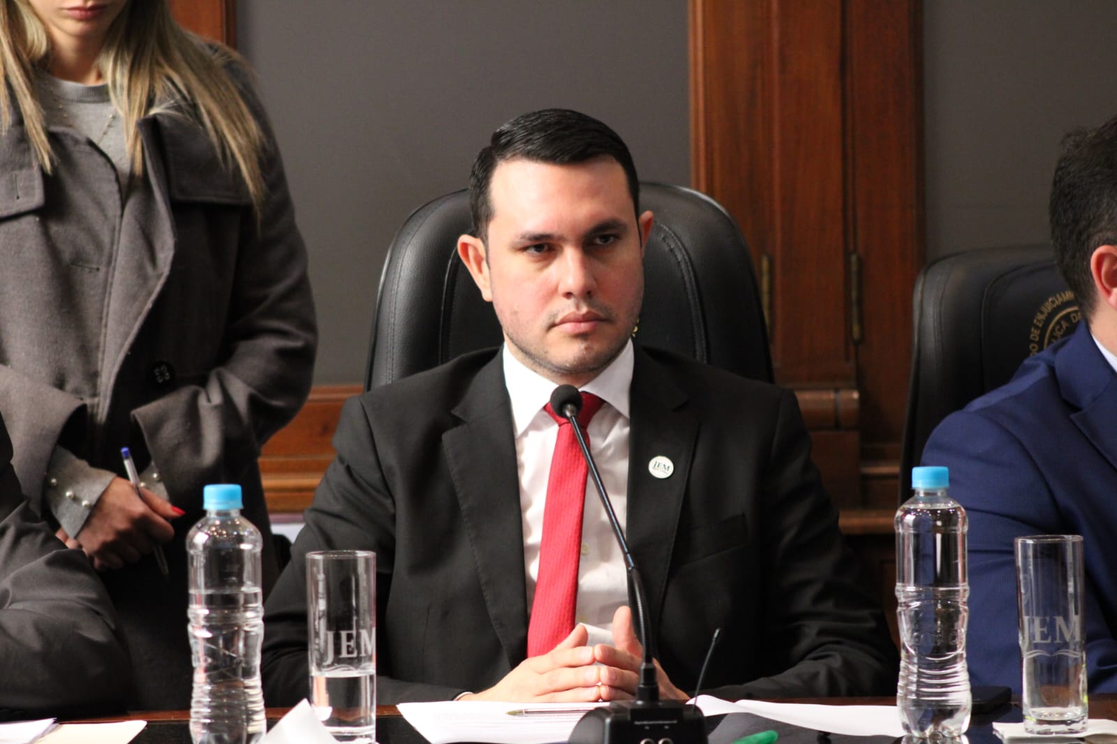 Rivas pide permiso en el Senado en medio de polémica por título falso y amenaza a fiscala