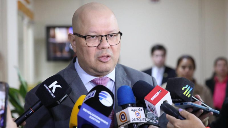 Ministro de Economía rechaza plan de déficit ampliado propuesto en el Congreso