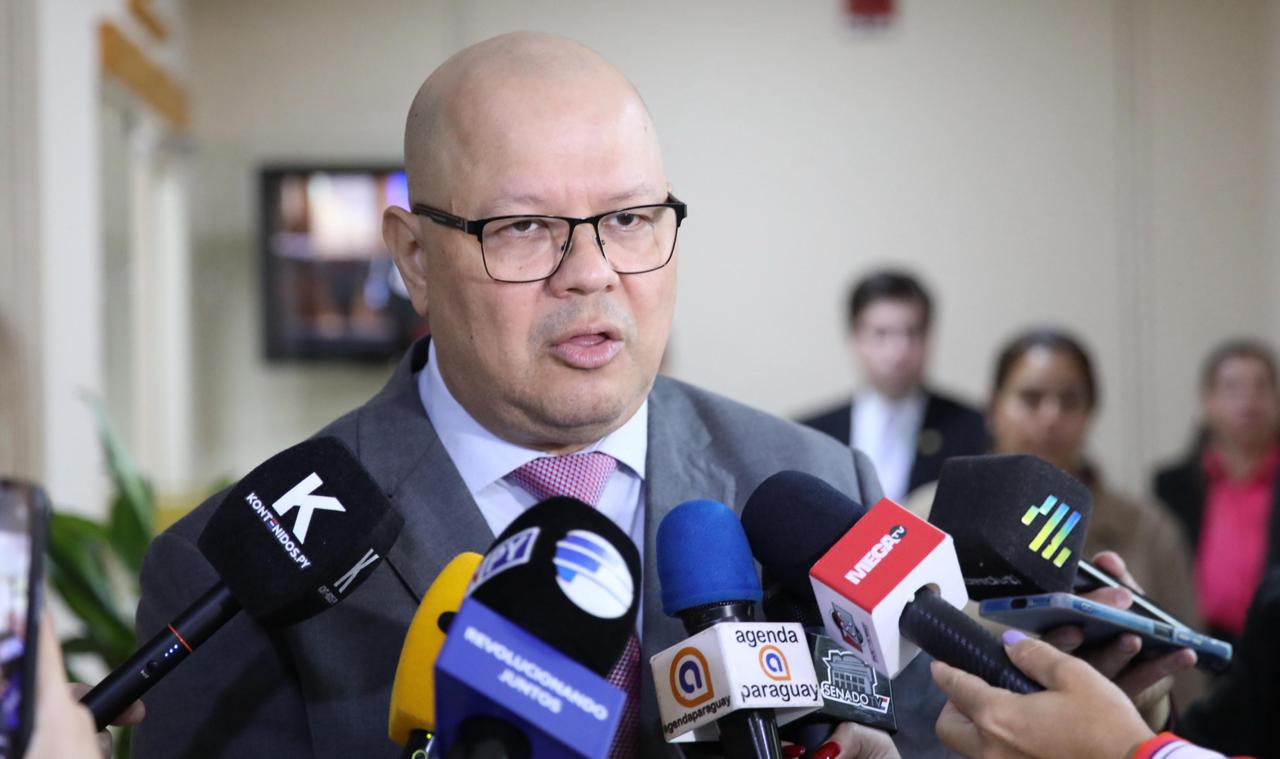Ministro de Economía rechaza plan de déficit ampliado propuesto en el Congreso