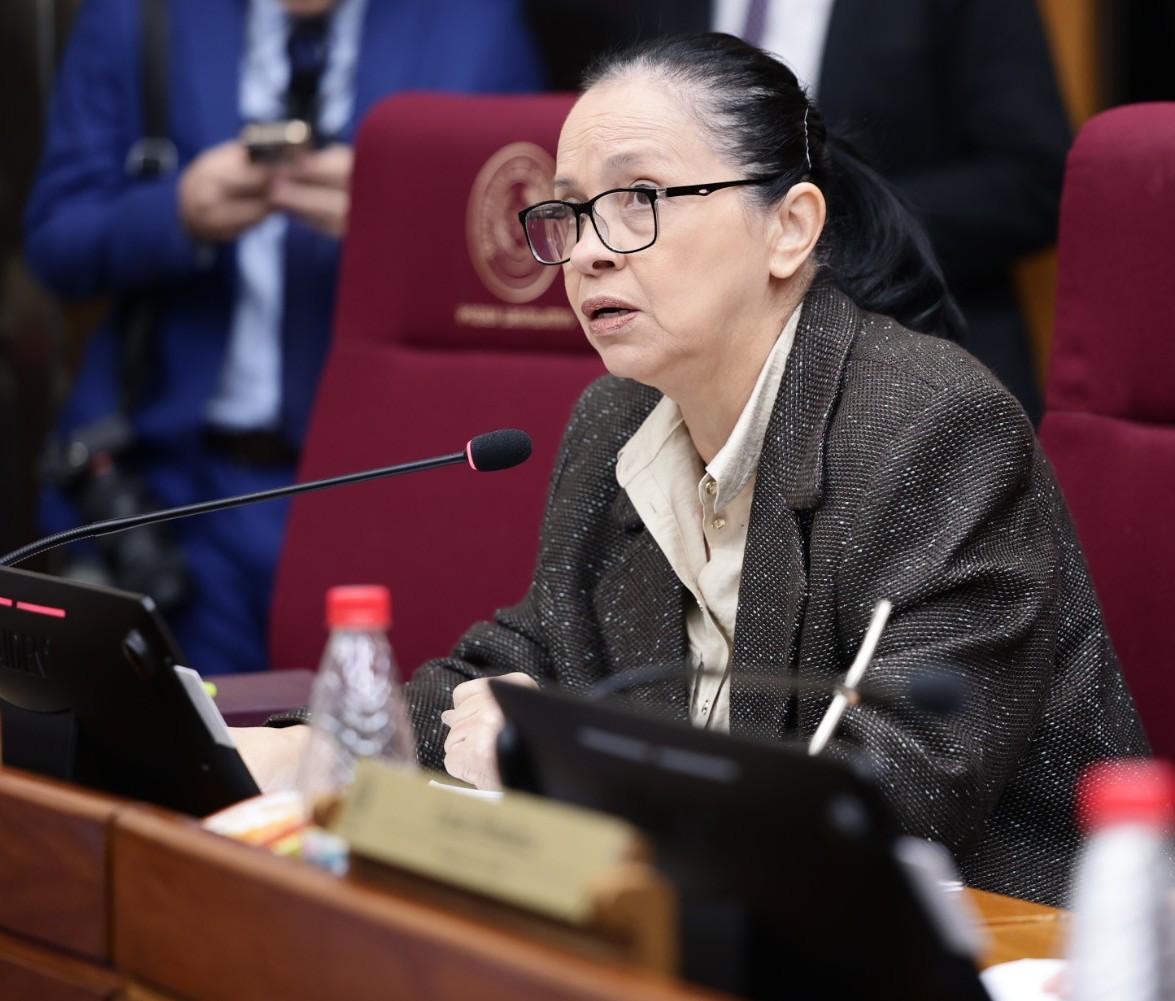 Senadora Paredes llama “cobarde” a Peña por caso Itaipú