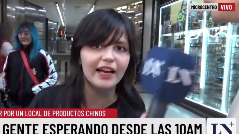 La inesperada respuesta en vivo de una celosa colada en una fila multitudinaria