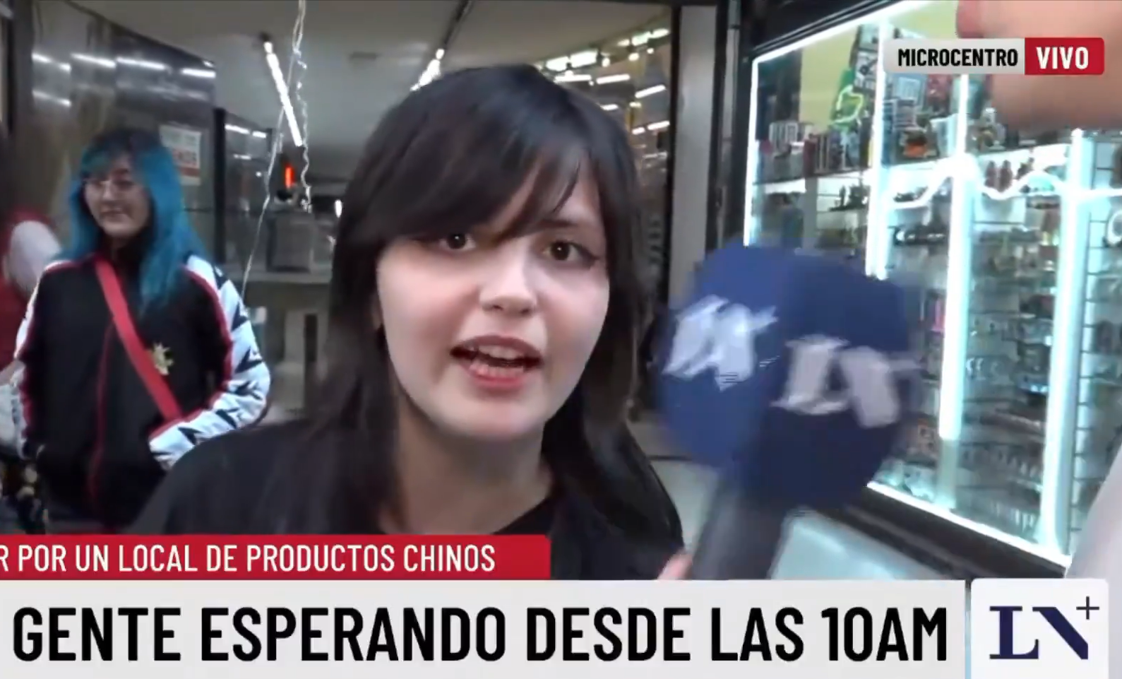 La inesperada respuesta en vivo de una celosa colada en una fila multitudinaria