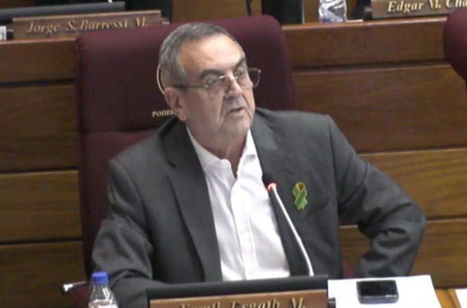 Esgaib esquiva aclarar su título y ataca a colega