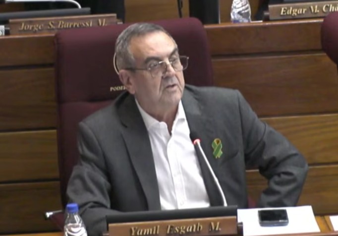 Esgaib esquiva aclarar su título y ataca a colega