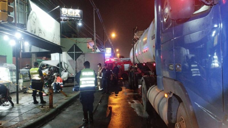 Joven conductor fallece tras chocar contra camión cisterna sobre Acceso Sur