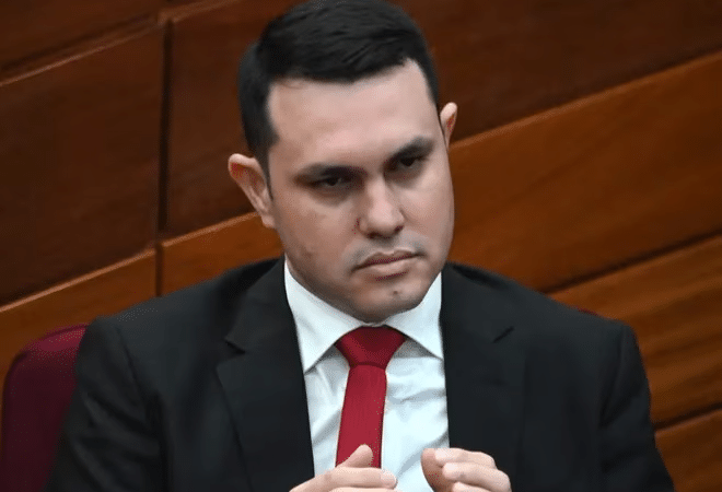 Caso título falso de Rivas: Fiscalía da marcha atrás y mantiene bajo la lupa a exministros