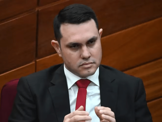 Caso título falso de Rivas: Fiscalía da marcha atrás y mantiene bajo la lupa a exministros