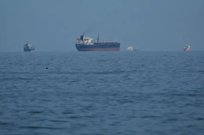 Barcos iraníes atacan petrolero en el estrecho de Ormuz