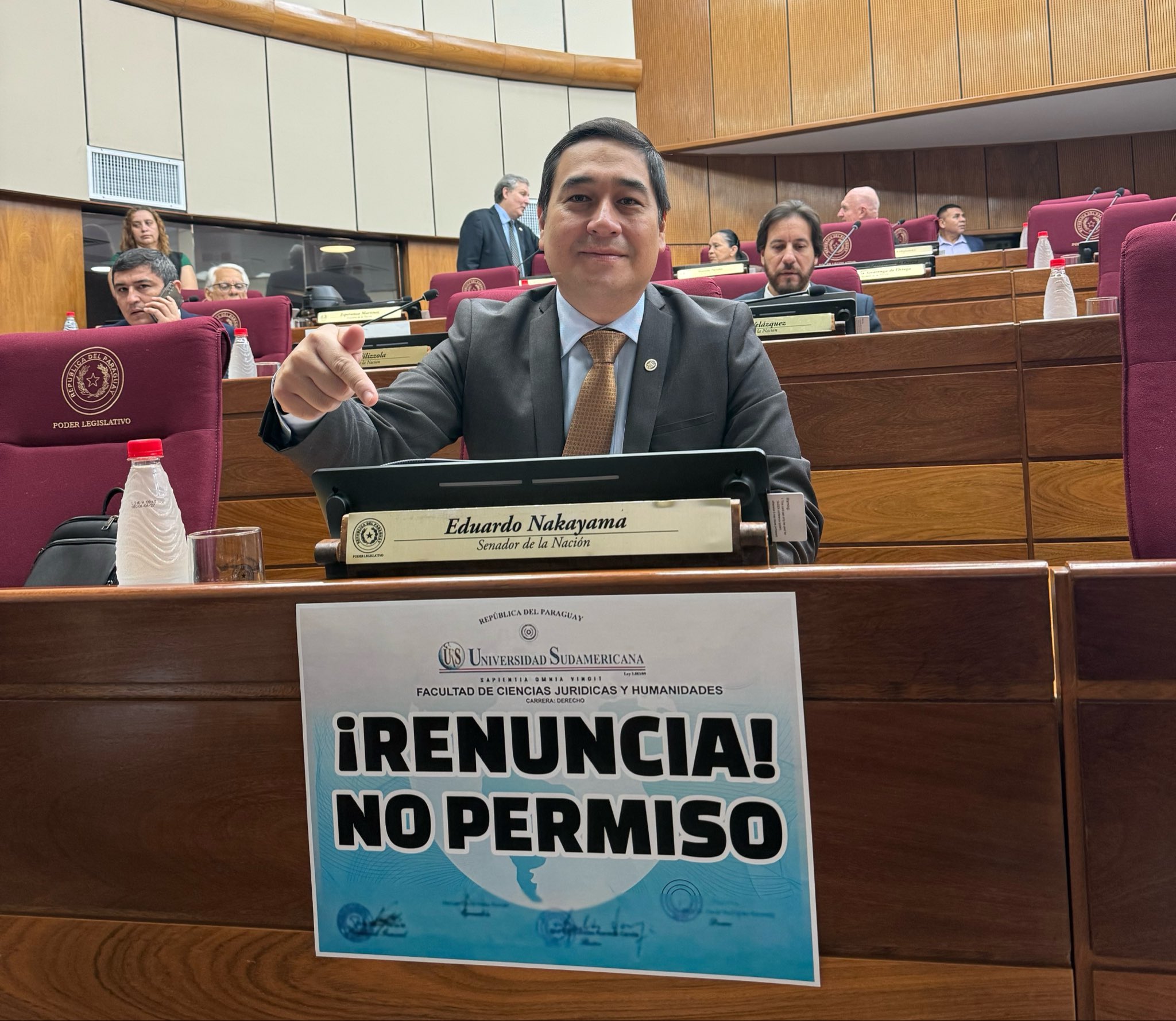 Senadores exhiben pancartas contra permiso a Rivas