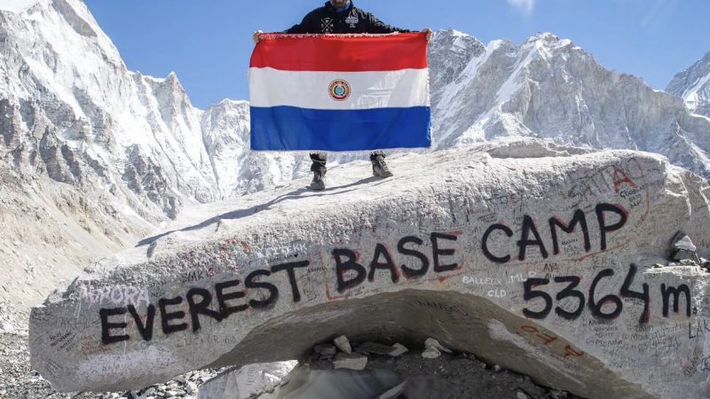 Hazaña en el Himalaya: 11 paraguayos conquistan el Campo Base del Everest y llevan la tricolor a lo más alto