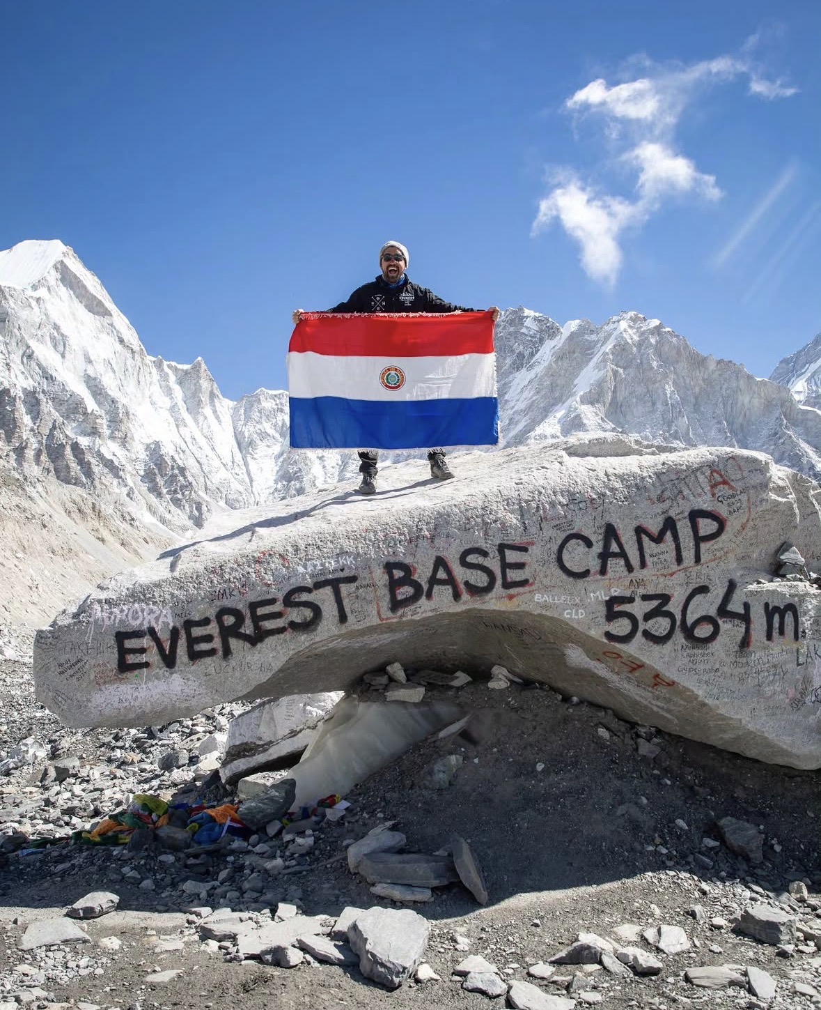 Hazaña en el Himalaya: 11 paraguayos conquistan el Campo Base del Everest y llevan la tricolor a lo más alto
