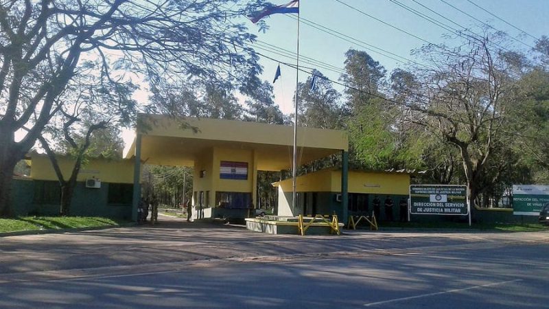 Detienen a dos aspirantes de la Fuerza Aérea: uno quemó a otro alumno con plancha caliente