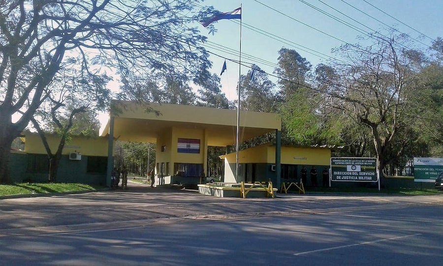 Detienen a dos aspirantes de la Fuerza Aérea: uno quemó a otro alumno con plancha caliente