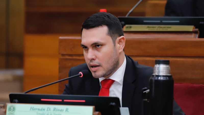 Oposición lleva a Fiscalía denuncia penal contra Hernán Rivas por supuesto título falso