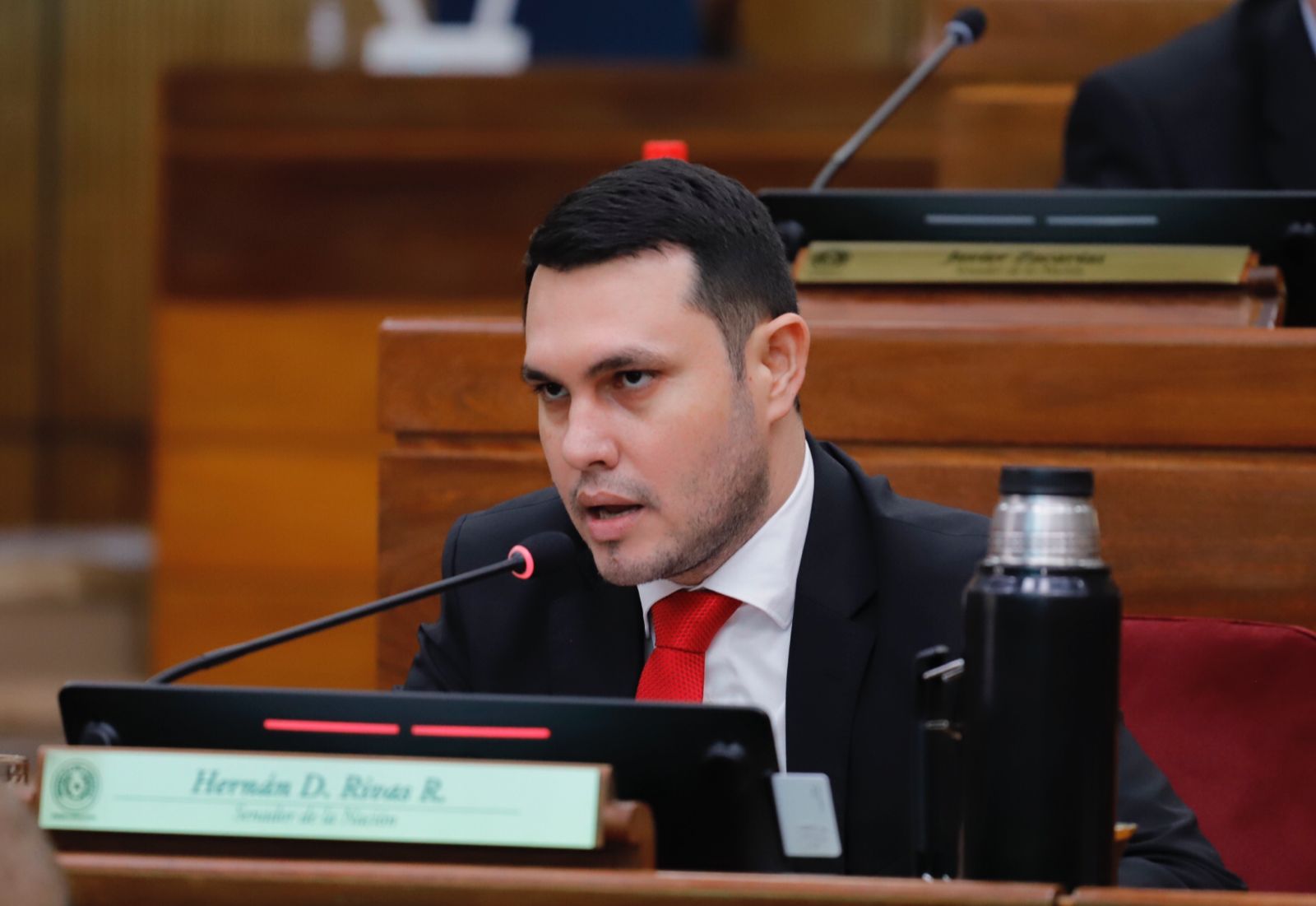 Oposición lleva a Fiscalía denuncia penal contra Hernán Rivas por supuesto título falso