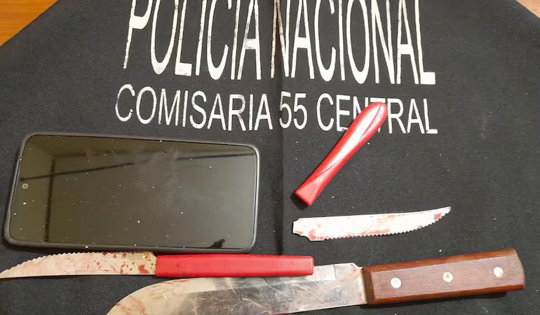Mujer fue acuchillada por su hijo, tras arrojar el peluche que le regaló su novia
