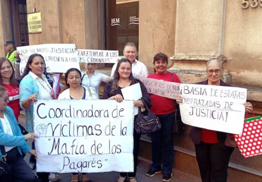 Víctimas exigen que Corte suspenda matrícula de abogados de la mafia del pagaré