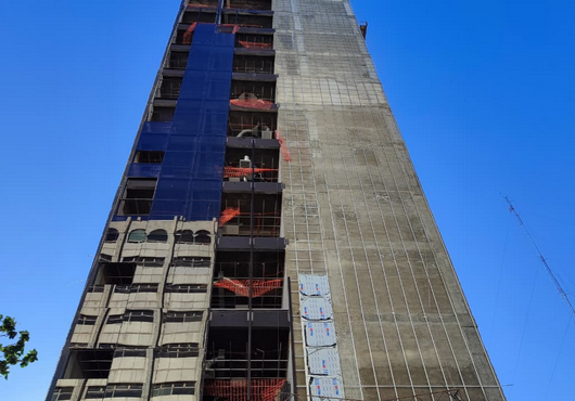 Corte se pronuncia tras caída de blíndex de un edificio del Poder Judicial que hirió a dos adultos mayores