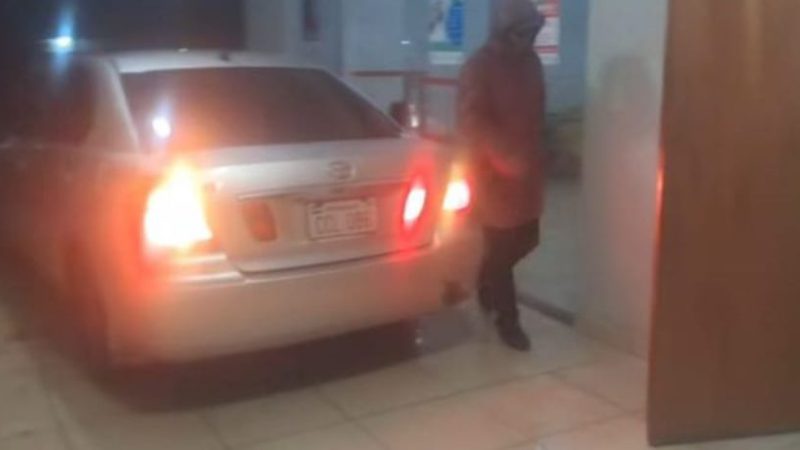 Sicario atacó a tiros a tres hombres en una bodega, dos murieron