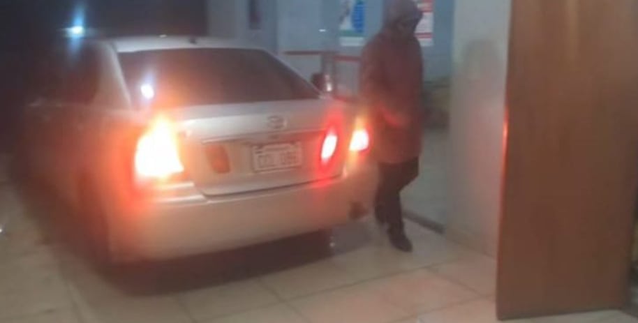 Sicario atacó a tiros a tres hombres en una bodega, dos murieron