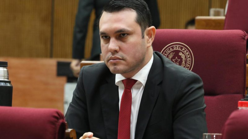 Rivas votó y se borró: Senado le aprueba permiso pese a críticas