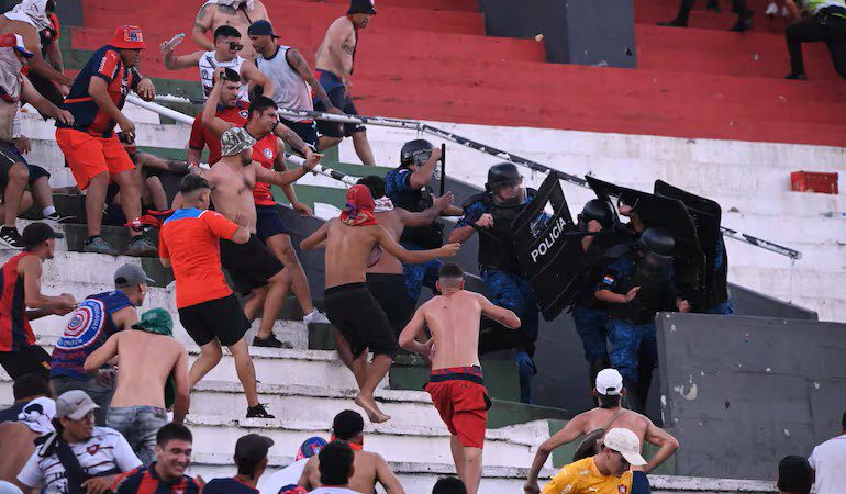 Juez ordena prisión preventiva a seis barras por violencia en el superclásico