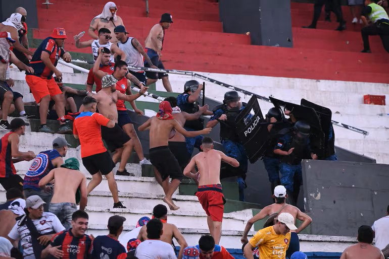 Juez ordena prisión preventiva a seis barras por violencia en el superclásico