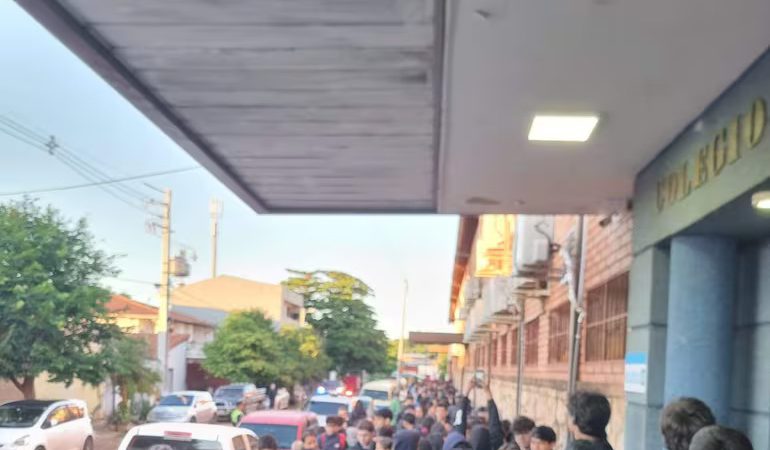 Amenazas de tiroteo: extensa fila para cateo de mochilas en colegio de Asunción