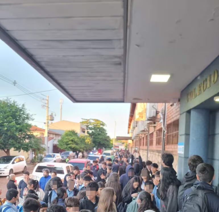 Amenazas de tiroteo: extensa fila para cateo de mochilas en colegio de Asunción