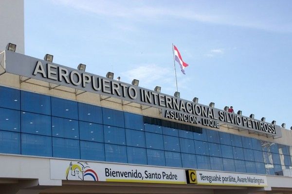 Llegaron 16 inmigrantes rechazados en EE.UU.; 9 quedaron fuera del vuelo