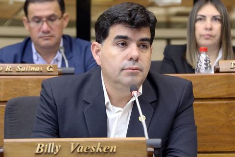 Vaesken dispara contra destitución de médicos y pide voto castigo