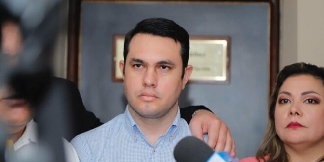 Hernán Rivas promete otra vez mostrar a sus “profesores” en medio de dudas por su título
