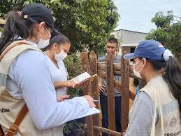 Primer día de vacunación casa por casa contra la influenza