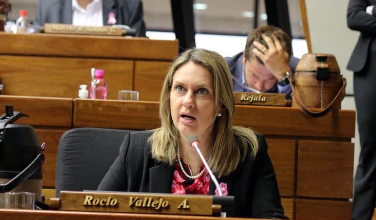 Diputada Vallejo exige salida de Rivas y del Fiscal General