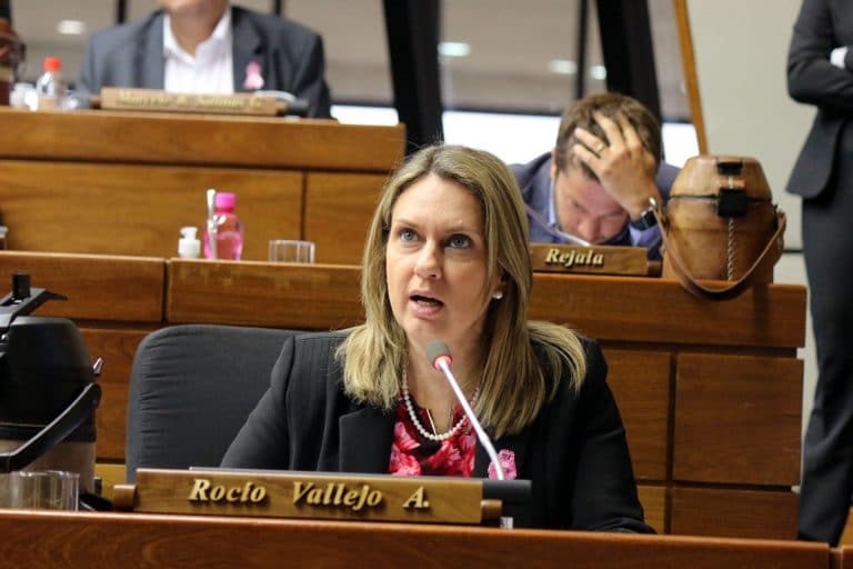 Diputada Vallejo exige salida de Rivas y del Fiscal General