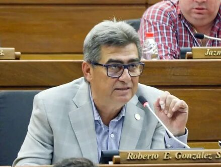 Senaduría vitalicia: diputado González denuncia salvajismo parlamentario